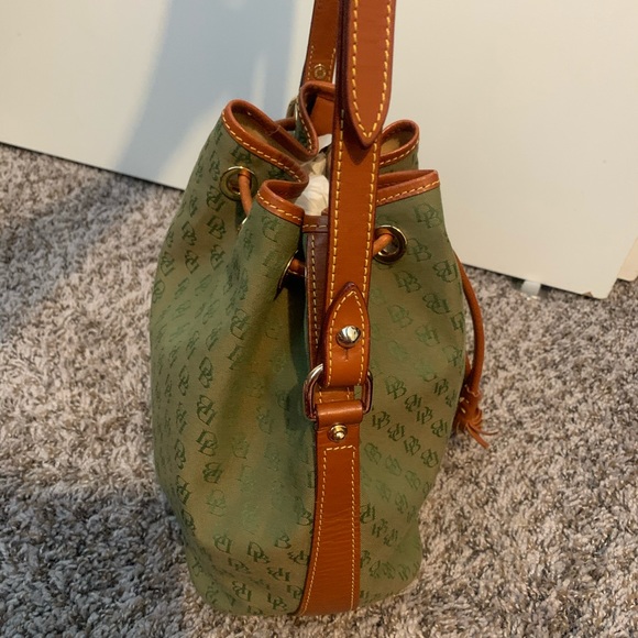 Dooney & Bourke Signature Logo Bucket Bag Green - Picture 3 of 8